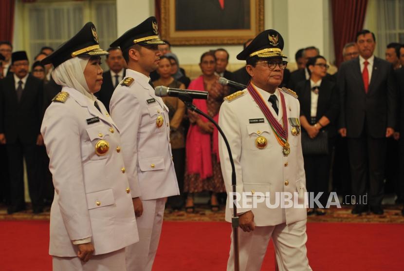 Gubernur Jawa Timur Khofifah Indar Parawansa bersama Wakil Gubernur Emil Dardak dan Gubernur Jambi Fachrori Umar mengikuti pelantikan di Istana Negara Jakarta, Rabu (13/2).