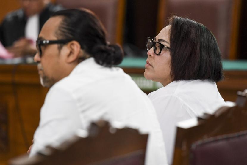 Dua terdakwa kasus dugaan penyalahgunaan narkotika, Tri Retno Prayudati atau Nunung (kanan) dan suaminya July Jan Sambiran (kiri) menjalani sidang dengan agenda pembacaan dakwaan di Pengadilan Negeri Jakarta Selatan, Jakarta, Rabu (2/10/2019).