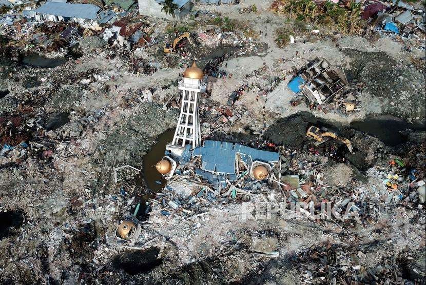 Tim SAR gabungan melakukan proses evakuasi korban di Perumnas Balaroa, Palu, Sulawesi Tengah, Ahad (7/10).