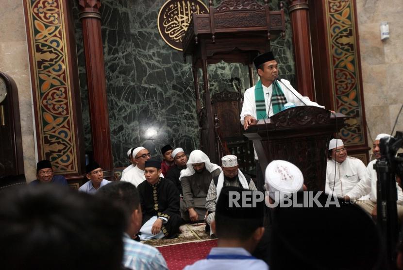 Preacher Abdul Somad delivers his advices during the Dhuha Lecture at Sunda Kelapa Grand Mosque, Jakarta, Sunday (Feb 4).