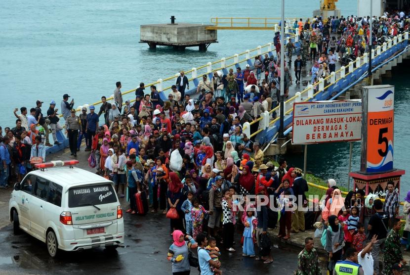 Sejumlah warga yang akan mengungsi saat tiba di Dermaga 5 Pelabuhan Bakauheni, Lampung Selatan, Rabu (26/12).