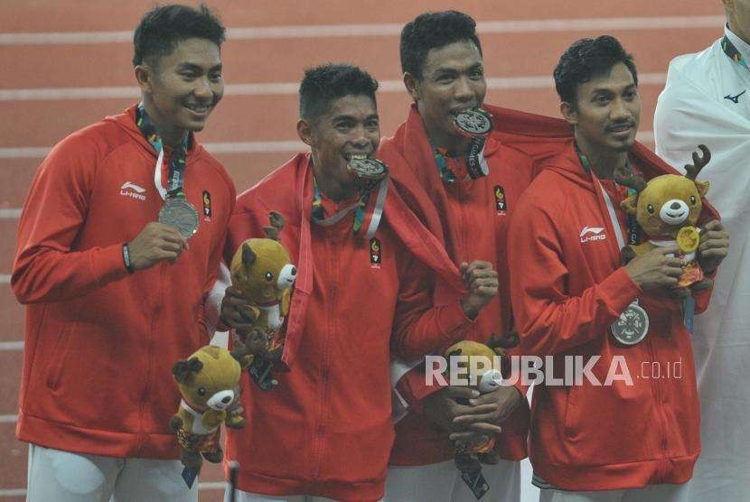 Tim lari estafet Indonesia mengikuti prosesi penyerahan medali cabang atletik nomor lari estafet 4x100 meter putra Asian Games 2018 di Stadion Gelora Bung Karno, Senayan, Jakarta, Kamis (30/8).