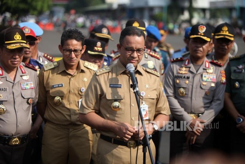 Gubernur DKI Jakarta Anies Baswedan bersama Wakil Gubernur DKI Jakarta Sandiaga Salahudin Uno dan Kapolda Metro Jaya Inspektur Jenderal Polisi Idham Azis memberikan keterangan kepada media seusai apel Mantap Praja Jaya 2017 di Polda Metro Jaya, Jakarta, Selasa (31/10).