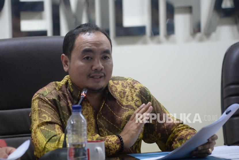 Anggota Bawaslu Mochammad Afifudin  memberikan keterangan terkait hasil pengawasan pemutakhiran data pemilih,laporan dana awal kampanye dan kampanye di Kantor Bawaslu , Jakarta, Senin (12/3).