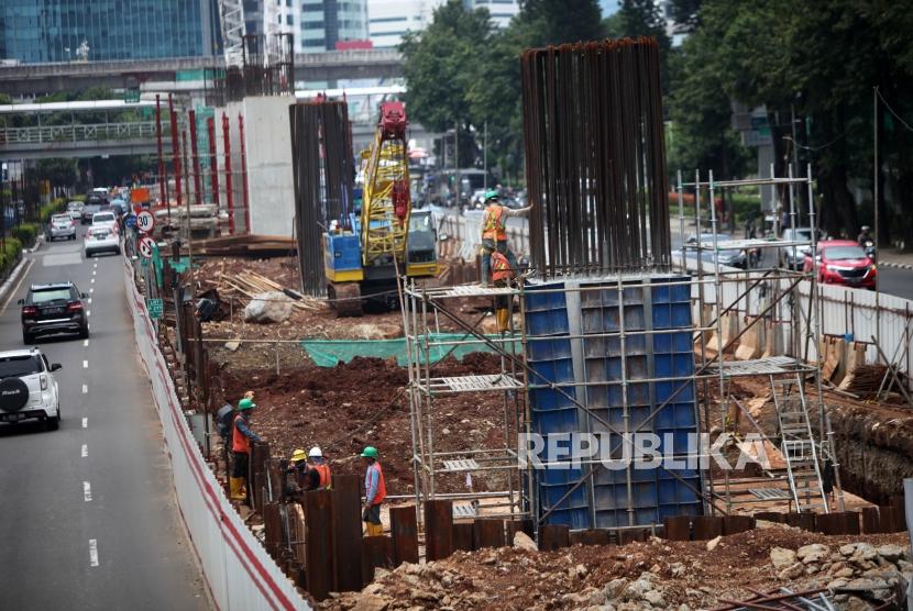 Sejumlah pekerja melakukan pengecekan pada proyek pembangunan Light Rail Transit (LRT) di Jakarta. Foto diambil pada 5 Maret 2018.