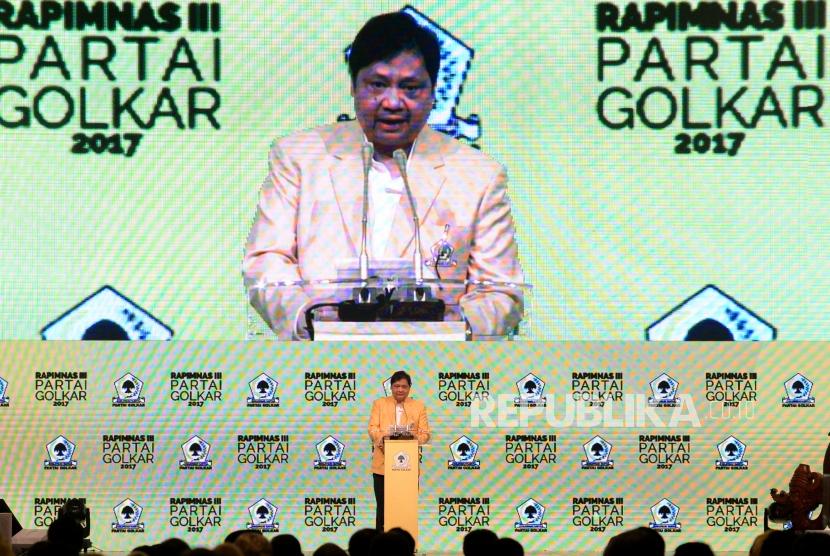 Ketua Umum Partai Golkar Airlangga Hartarto memberikan sambutan saat pembukaan Rapimnas Partai Golkar di Jakarta Convention Center, Senin (18/12).