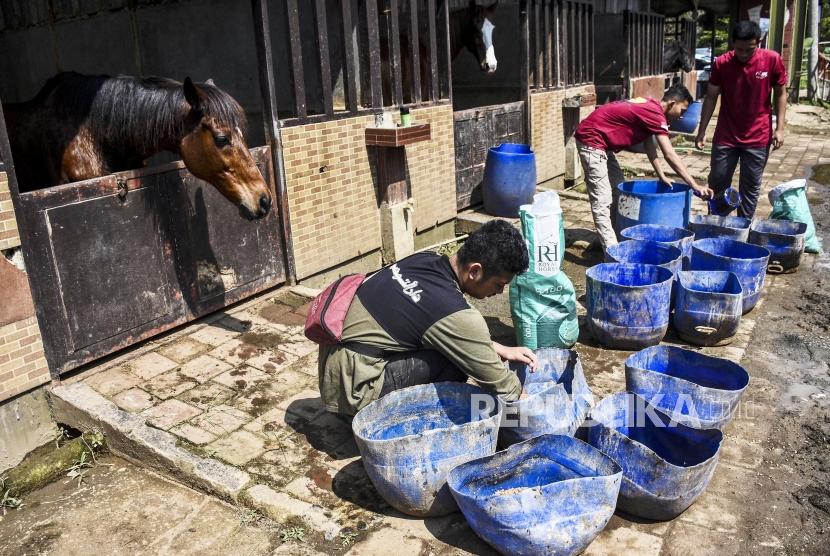 Sejumlah santri dari Daarut Tauhid menyiapkan makanan untuk kuda di areal Daarus Sunnah MQ Equestrian, Parongpong, Kabupaten Bandung Barat, Ahad (12/5).