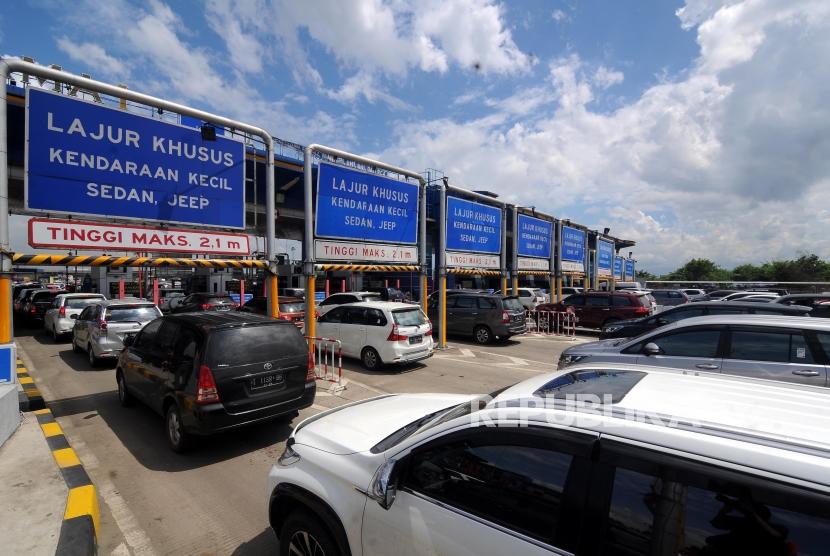 Sejumlah kendaraan mengantre di kawasan Tol Cikarang Utama, Bekasi, Jawa Barat, Jumat (16/2).