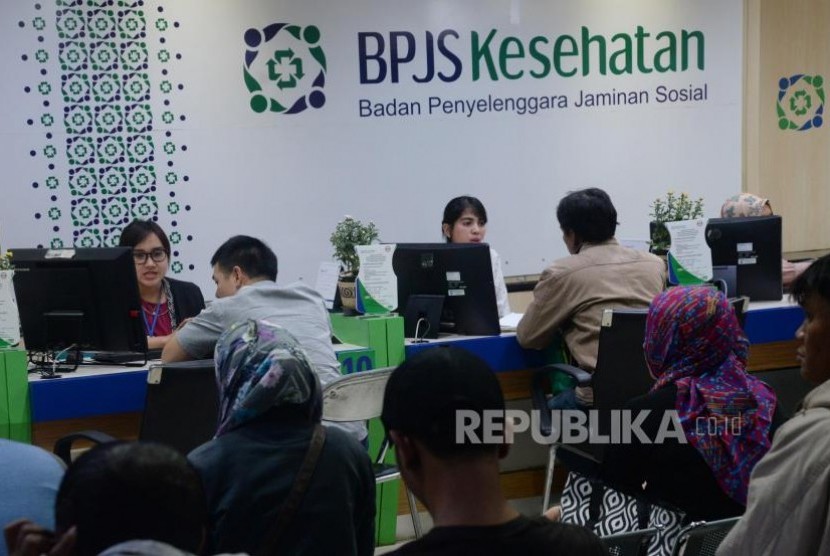 Petugas melayani warga di kantor Badan Penyelanggara Jaminan Sosial (BPJS) Kesehatan KCU Jakarta Pusat, Rabu (1/11).