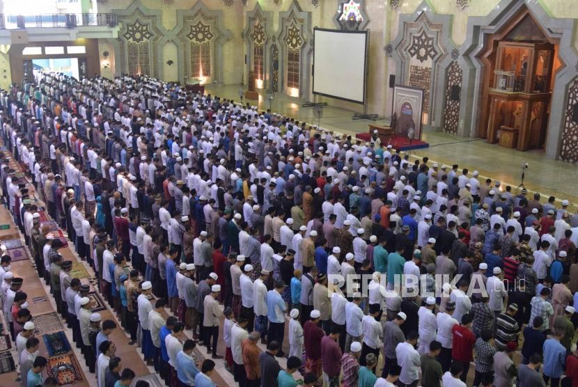 (Ilustrasi) Suasana umat muslim menunaikan salat Jumat perdana di bulan Ramadhan di Masjid Islamic Center, Jakarta, Jumat (18/5).
