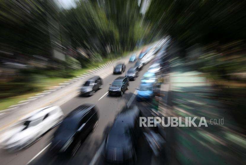 Antrean kendaraan yang melintas saat penerapan sistem ganjil genap di Jalan Medan Merdeka Barat, Jakarta, Senin (3/9).