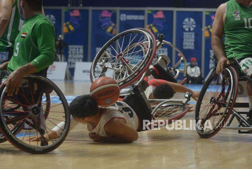 Pebasket Kursi Roda Indonesia,  Donald Pura Santoso  terjatuh saat pertandingan Basket Kursi Roda antara Indonesia melawan Irak dalam Asian Para Games ke 3 di  Hall Basket, Jakarta, Rabu (11/10).