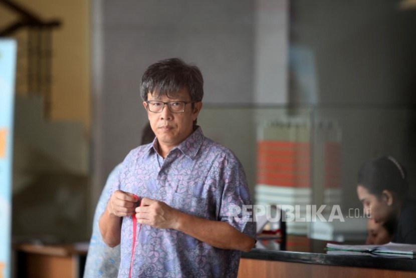 Tersangka kasus korupsi KTP Elektronik Anang Sugiana berjalan untuk menjalani pemeriksaan lanjutan di Gedung KPK, Jakarta, Senin (6/11).