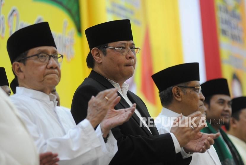 Wakil Ketua Dewan Kehormatan Akbar Tanjung (kiri) dan Ketua Umum Partai Golong Karya Airlangga Hartarto (tengah).