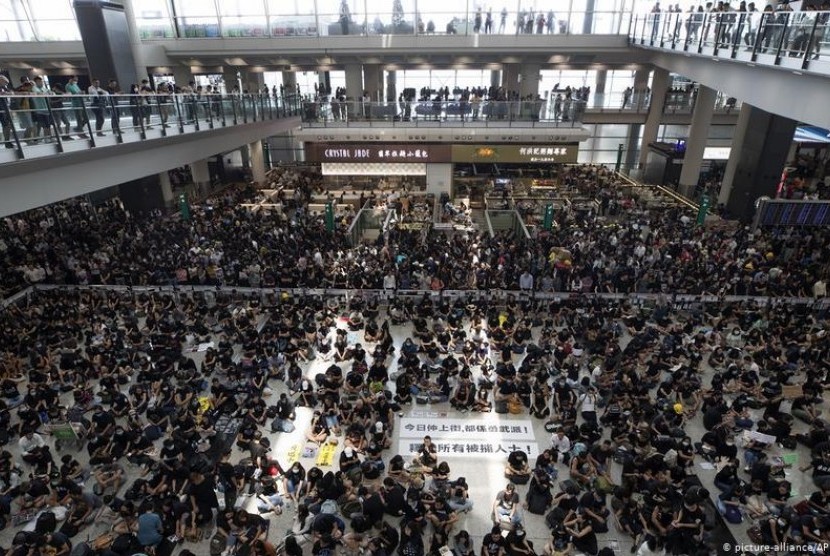 Aksi Protes Berlanjut, Bandara Hong Kong Batalkan Semua Keberangkatan