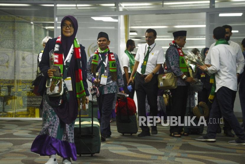 Sejumlah calon jamaah haji membawa koper usai mencoba fasilitas fast track pada acara pelepasan jamaah haji Indonesia asal DKI Jakarta di Bandara Internasional Soekarno Hatta, Tangerang, Ahad (7/7).