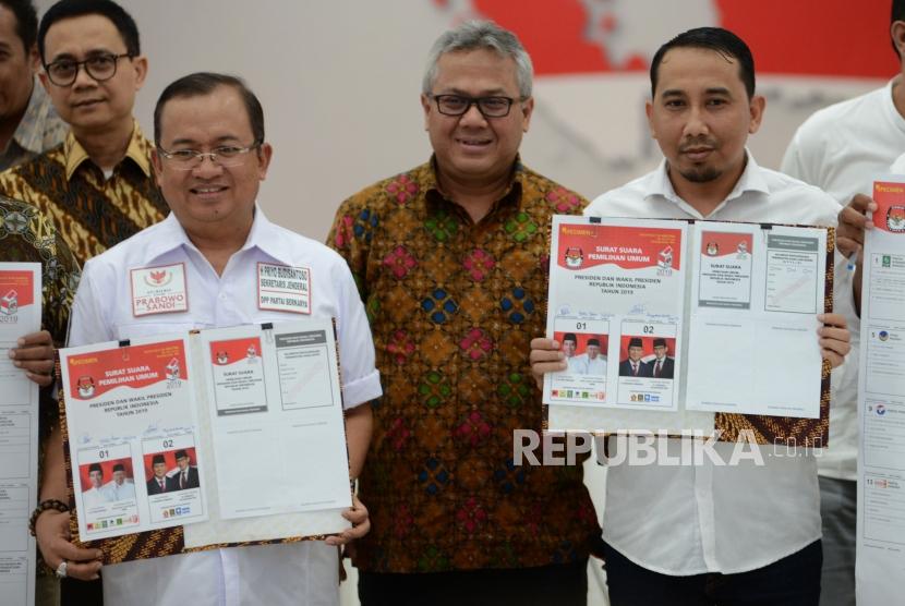 Ketua KPU Arief Budiman bersama tim pemenangan pasangan calon usai validasi dan persetujuan surat suara pemilihan Presiden dan Wakil Presiden Pemilu 2019 di Kantor KPU, Jakarta, Jumat (4/1).