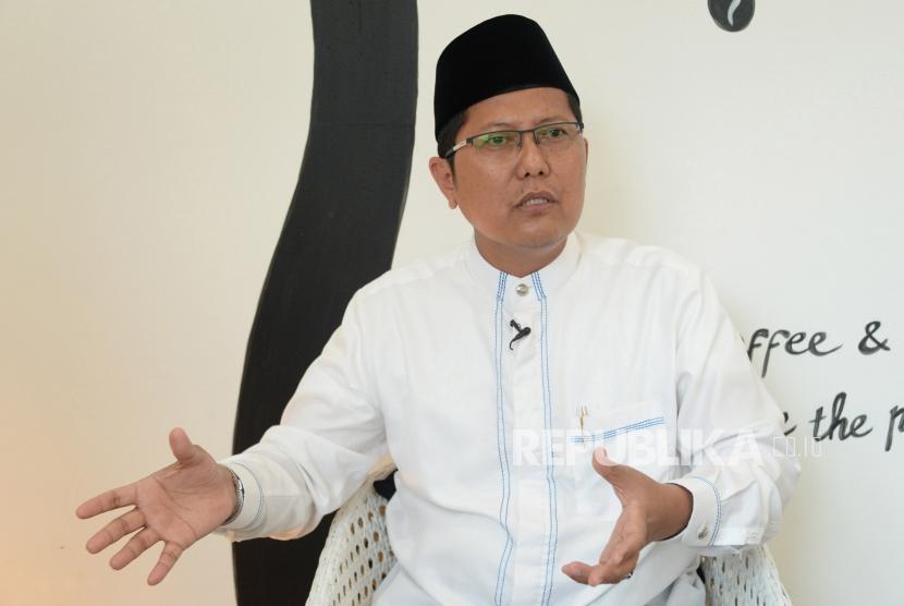 Ustaz Muhammad Cholil Nafis menjawab pertanyaan wartawan republika di Jakarta, Kamis (13/12).