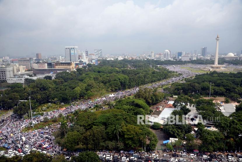 Massa memadati kawasan Monumen Nasional (Monas) saat Aksi Bela Palestina di Jakarta, Ahad (17/12).