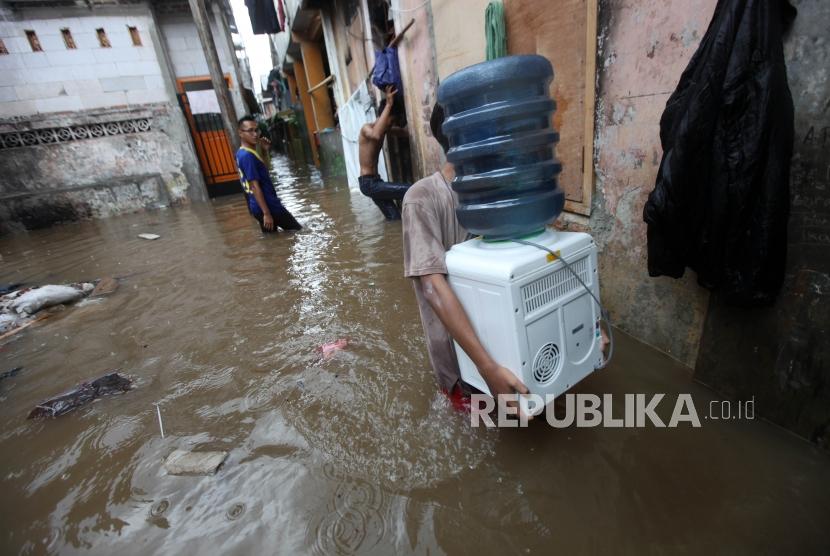 Warga memindahkan barang-barang saat banjir yang merendam rumahnya akibat luapan Kali Ciliwung di Kebon Pala, Kampung Melayu (ilustrasi)