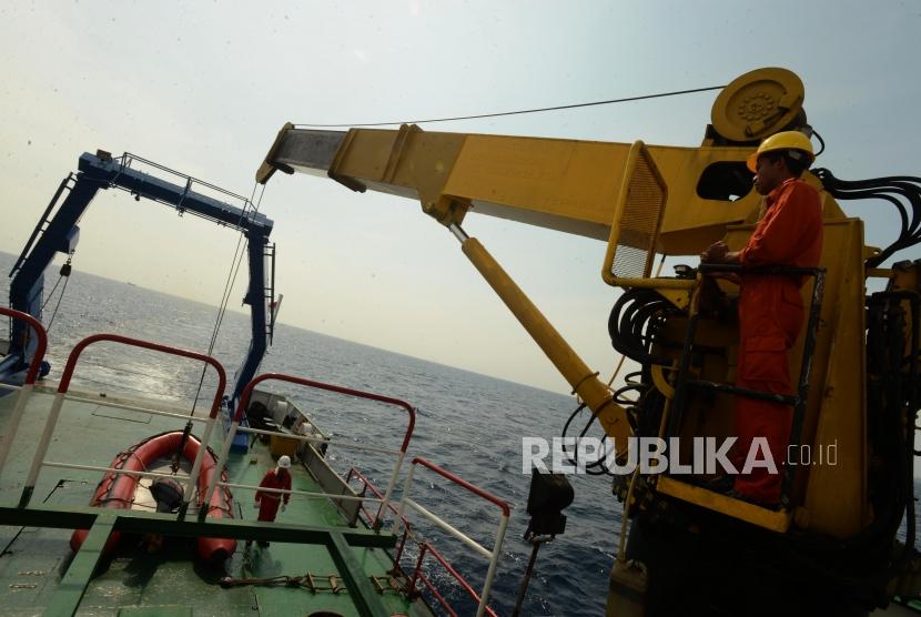 Sejumlah petugas SAR gabungan menurunkan kapal kecil untuk melakukan pencarian saat proses evakuasi pesawat Lion air JT 610 di Perairan Karawang, Jumat (2/11).