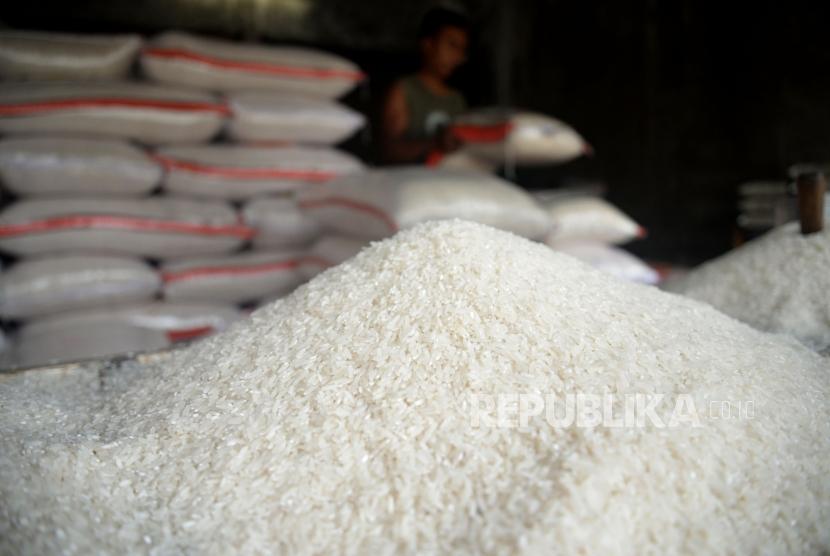 Pedagang menata karung beras. Saat ini, harga beras mulai bergerak naik. 