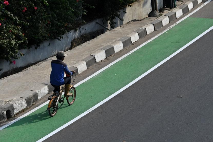 Pengendara sepeda melintasi jalur sepeda di Jalan Pemuda, Pulo Gadung, Jakarta Timur, Kamis (19/9/2019).