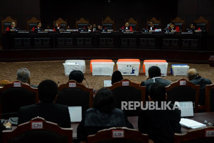 Hakim Mahkamah Konstitusi memperlihatkan sejumlah barang bukti pihak pemohon yang belum bisa diverifikai pada sidang lanjutan Perselisihan Hasil Pemilihan Umum (PHPU) Pemilihan Presiden (Pilpres) 2019 di Gedung Mahkamah Konstitusi, Jakarta, Rabu (19/6).