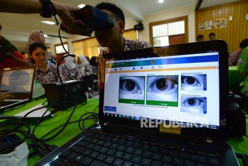 Petugas suku dinas kependudukan dan pencatatan sipil melakukan perekaman KTP elektronik kepada para siswa SMKN, Kamis (10/1).