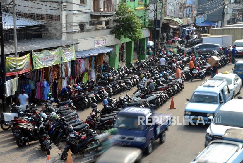 Sejumlah kendaraan terparkir di sisi jalan di kawasan Pasar Jatinegara, Jakarta, Selasa (21/5).