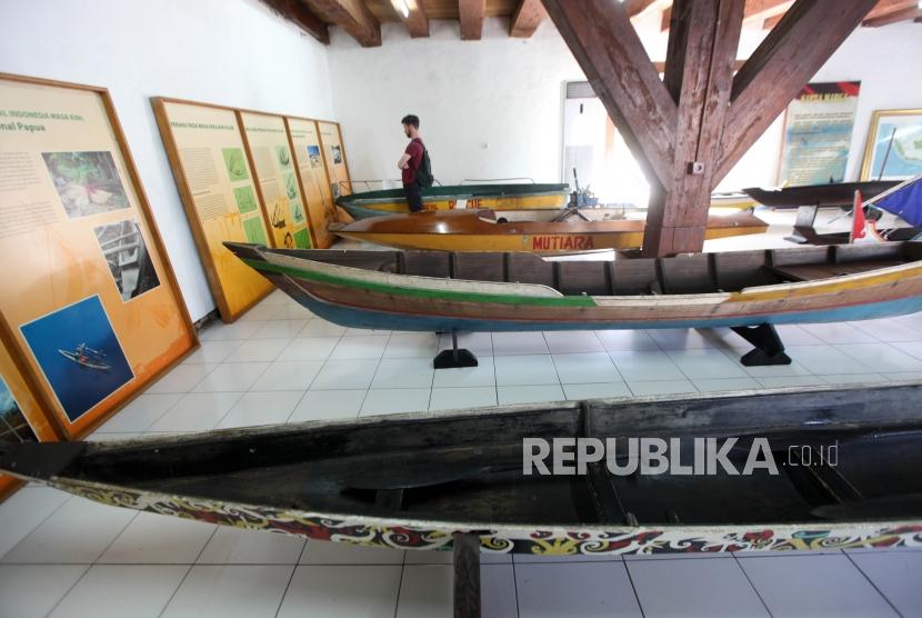 Wisatawan mancanegara melihat-lihat koleksi perahu  di Museum Bahari, Penjaringan, Jakarta, Rabu (24/1).