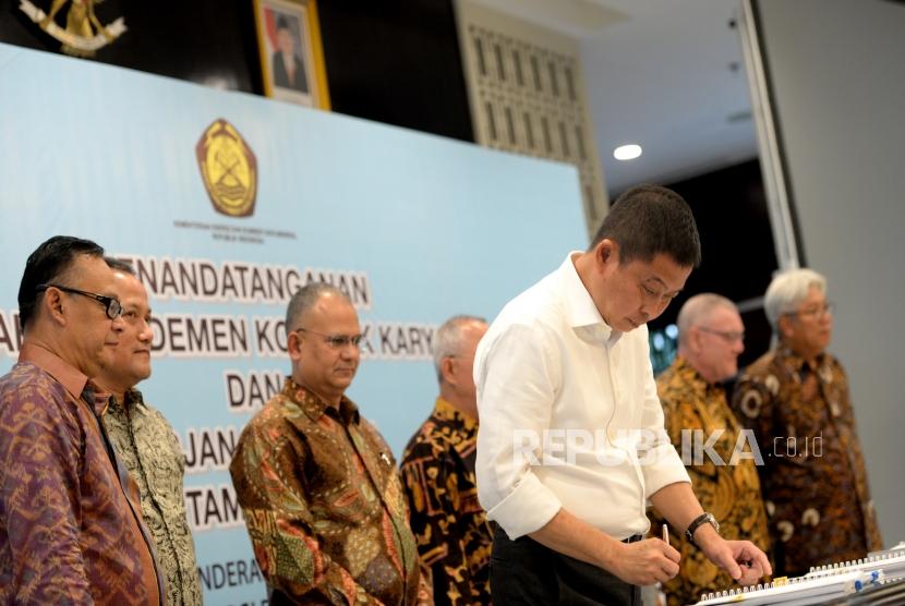 Penandatanganan Perjanjian Karya Batubara. Menteri ESDM Ignasius Jonan menandatangani naskah amandemen 1 Kontrak Karya (KK) dan 18 Perjanjian Karya Perusahaan Batubara (PKP2B) di kementerian ESDM, Jakarta, Rabu (17/1).