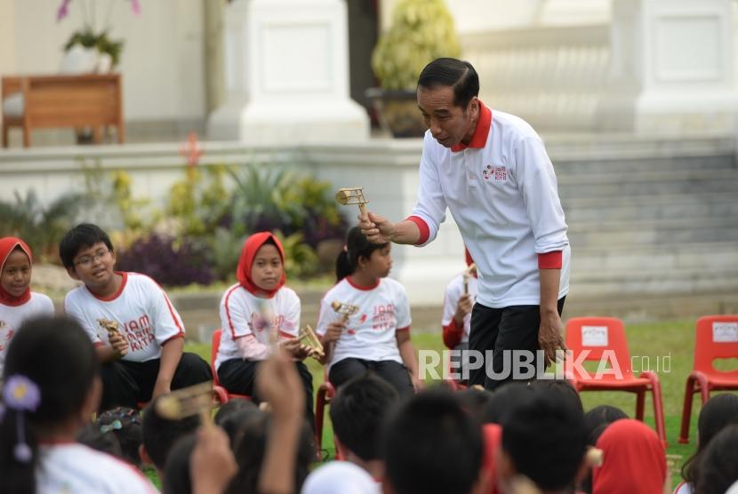 Jam Main Kita di Istana. Presiden Joko Widodo bersama anak-anak mengikuti Jam Main Kita di Halaman Istana Merdeka, Jakarta, Jumat (4/5).