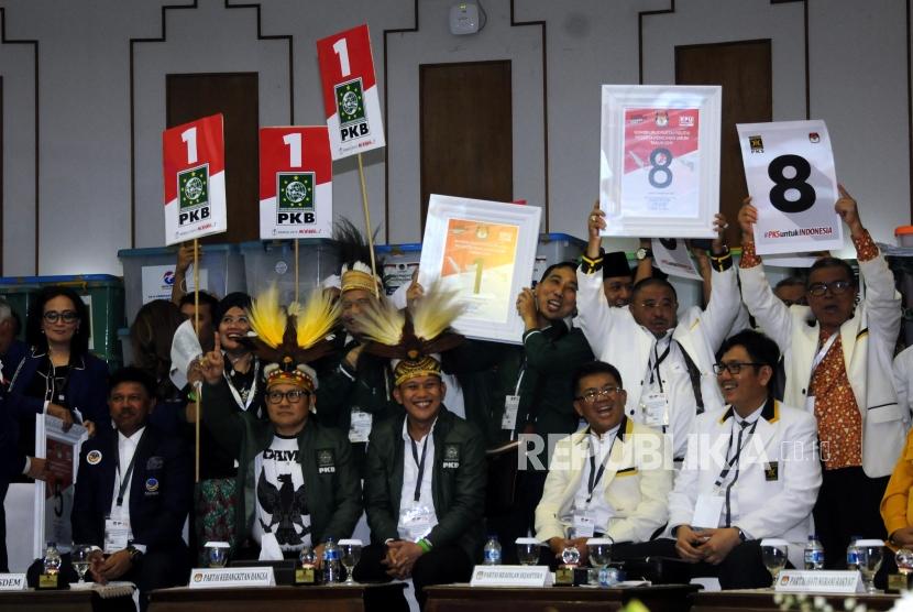 Sejumlah tokoh partai politik mengangkat nomor urut yang telah diumumkan saat acara Pengundian Nomor Urut Peserta Pemilu 2019 di Kantor KPU, Jakarta, Ahad (18/2).