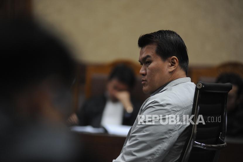 Terdakwa tindak pidana korupsi kasus KTP Elektronik Andi Agustinus alias Andi Narogong saat sidang lanjutan dengan agenda pembacaan tuntutan  di Pengadilan Tipikor, Jakarta, Kamis (07/12).