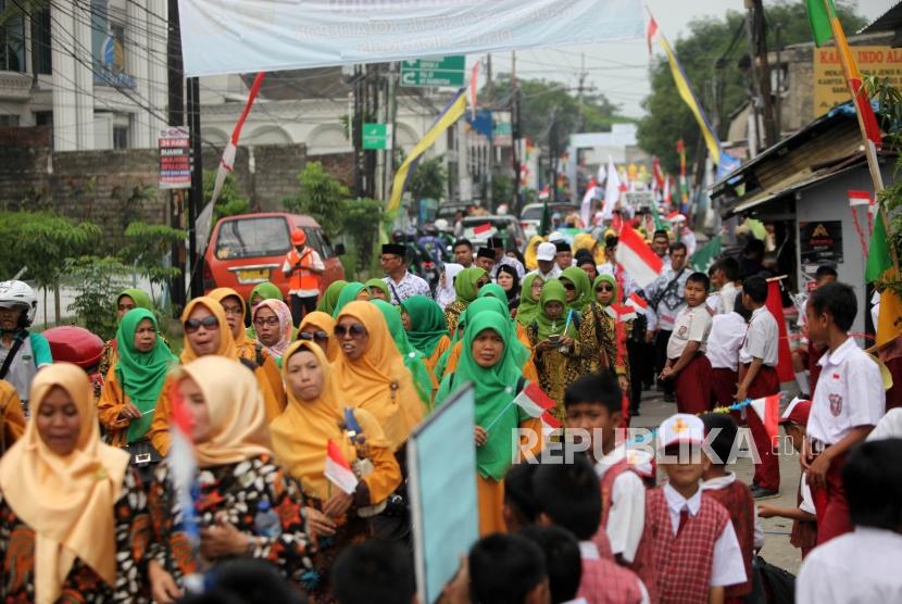 Peserta Kafilah mengikuti Pawai taaruf Musabaqah Tilawatil Quran (MTQ) ke-19 Tingkat Kota Depok di Kecamatan Cimanggis, Kota Depok, Jawa Barat, Rabu (21/11).
