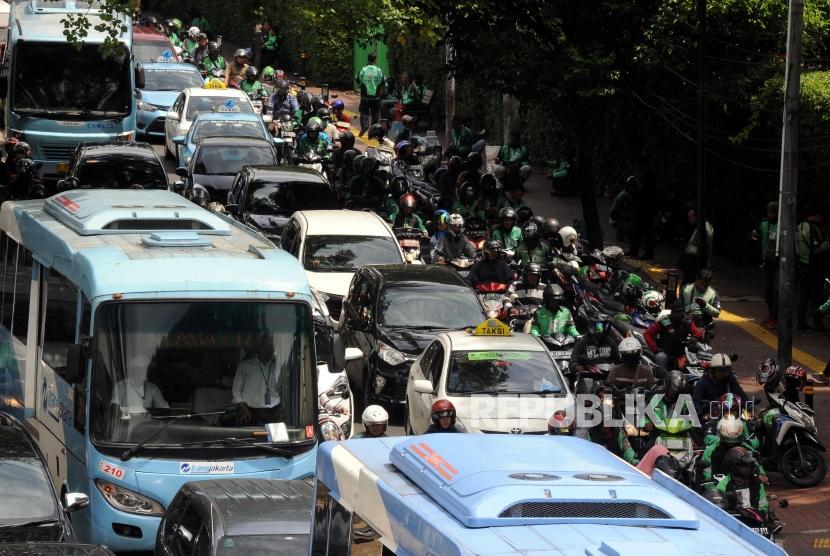 Sejumlah kendaraan terjebak kemacetan di kawasan Palmerah, Jakarta, Senin (15/1).
