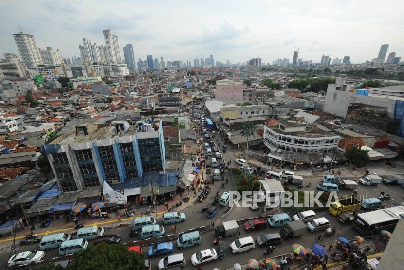 Suasana kemacetan dipersimpangan jalan jatibunder, Tanah Abang, Jakarta, Senin (20/11).