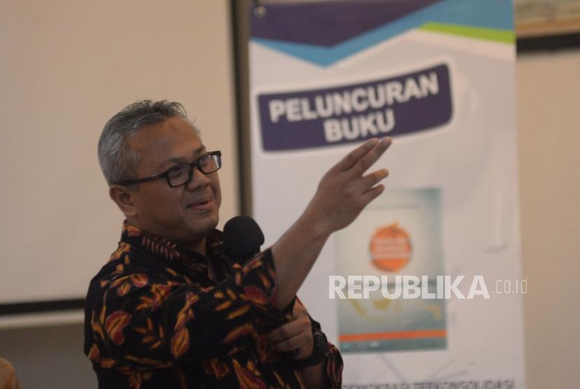 Ketua KPU Pusat Arief Budiman memberikan sambutan pada acara peluncuran buku Pemilu dan Demokrasi Terkonsolidasi, Catatan Penyelenggaraan Pemilu 2014 di Jakarta, Rabu (13/12).