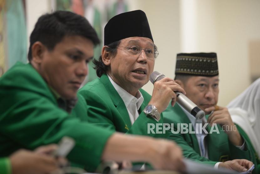 Ketua Umum DPP PPP Djan Faridz bersama pengurus partai memberikan keterangan tentang putusan MK terkait membolehkannya pencantuman kepercayaan pada kolom agama di KartuTanda Penduduk (KTP) di kantor DPP PPP Jalan Diponegoro, Selasa (14/11).