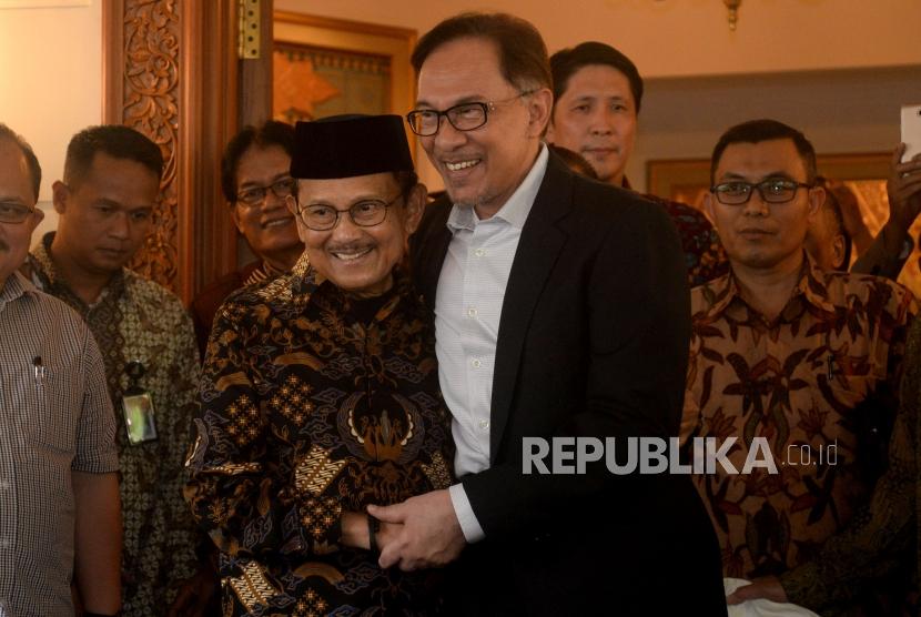 Presiden ketiga RI BJ Habibie (kiri) bersalaman dengan mantan Wakil Perdana Menteri Malaysia Anwar Ibrahim seusai melakukan pertemuan di Jakarta, Ahad (20/5).