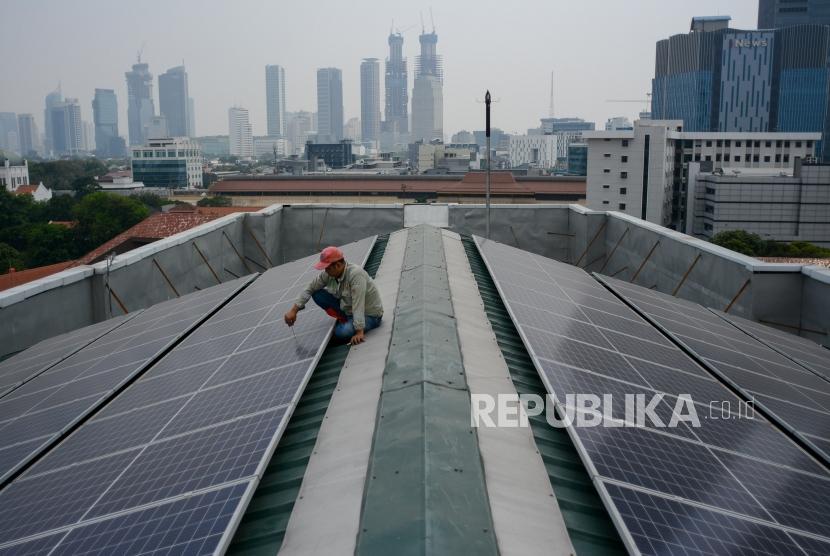 Petugas melakukan perawatan rutin pada instalais Pembangkit Listrik Tenaga Surya (PLTS) di Gedung Muhammadiyah, Jakarta, Jumat (6/9/2019).