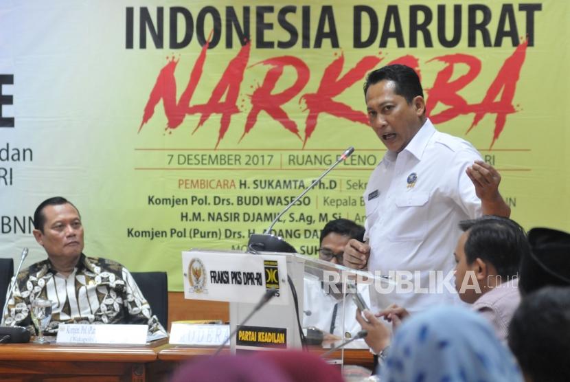 Kepala BNN Komjen Budi Waseso (kanan) menyampaikan pendapatnya disaksikan oleh Wakapolri periode 2004-2006 Komjen (purn) Adang Daradjatun dalam diskusi bertema Indonesia Darurat Narkoba dan Aksi Tes Urin Fraksi PKS di Kompleks Parlemen, Senayan, Jakarta, Kamis (7/12).