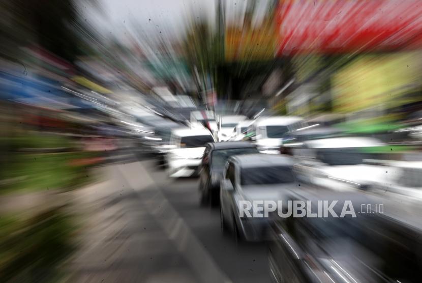 Antrean kendaraan saat penerapan satu arah (One way) di ruas Jalan Raya Puncak , Bogor, Jawa Barat, Sabtu (23/12).
