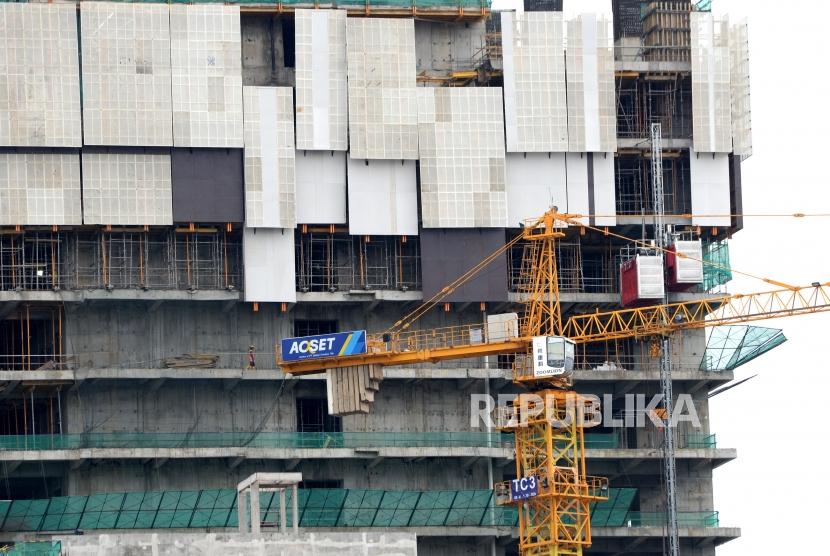 Proyek pengerjaan gedung bertingkat di Jakarta, Ahad (14/1).