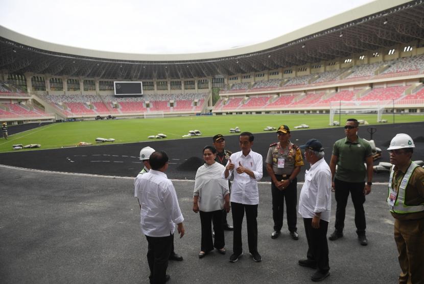 Presiden Joko Widodo (tengah) didampingi Ibu Negara Iriana Joko Widodo (ketiga kiri) meninjau proses pembangunan Stadion Papua Bangkit di Jayapura, Papua, Senin (1/4/2019). Stadion ini berubah nama menjadi Stadion Lukas Enembe.