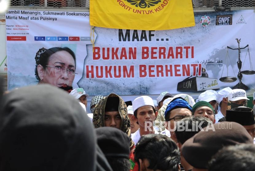 Poster bergambar Sukmawati  dalam aksi  menuntut tangkap dan penjarakan sukmawati Soekarno Putri yang di lakakukan oleh ribuan umat islam dari berbagia ormas islam  di depan kantor Bareskrim Mabes Polri, Jakarta, Jumat (6/4).