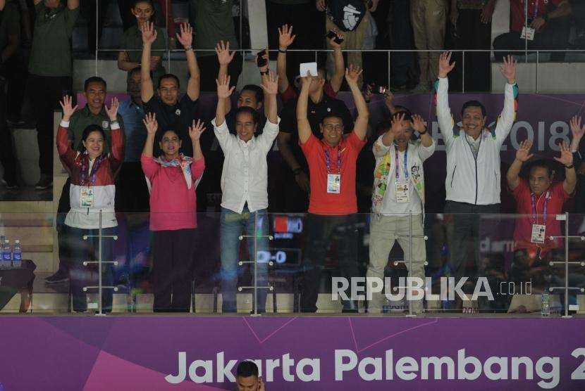 Presiden Joko Widodo menyaksikan pertandingan final cabang bulutangkis nomor beregu putra Asian Games 2018 antara Indonesia melawan Cina di Stadion Istora Senayan, Jakarta, Rabu (22/8).