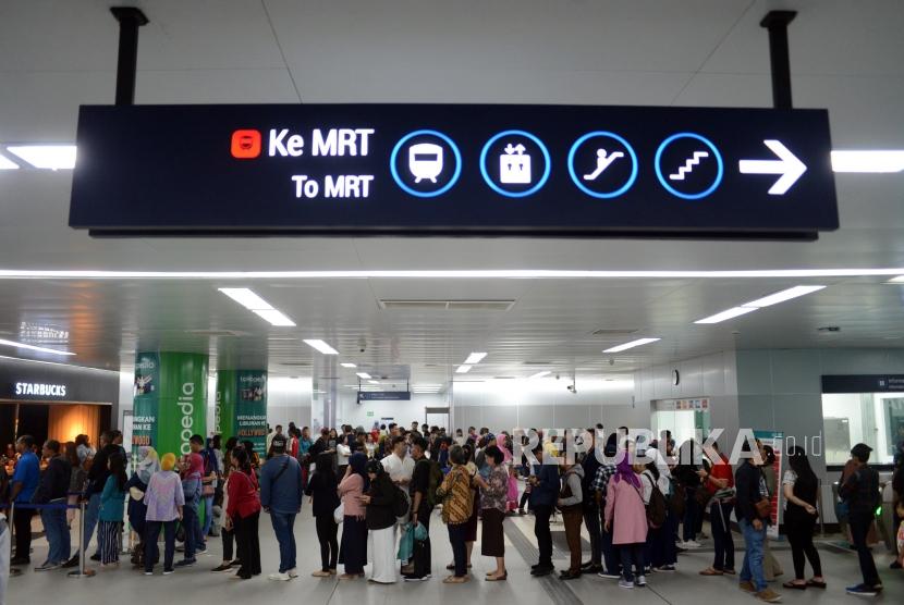 Sejumlah penumpang mengantre untuk mendapatkan kartu single trip MRT di Stasiun MRT Bundaran HI, Jakarta, Senin (1/4).