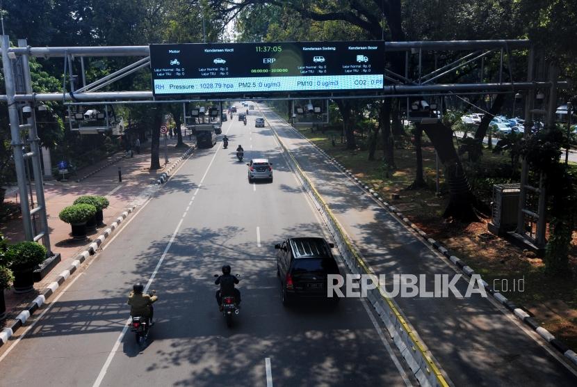 Penambahan Kamera Tilang Elektronik.Sejumlah kendaraan melintasi Kamera pengawas atau Closed Circuit Television (CCTV) terpasang di kawasan Jalan Medan Merdeka Barat, Jakarta Pusat, Senin (1/7).